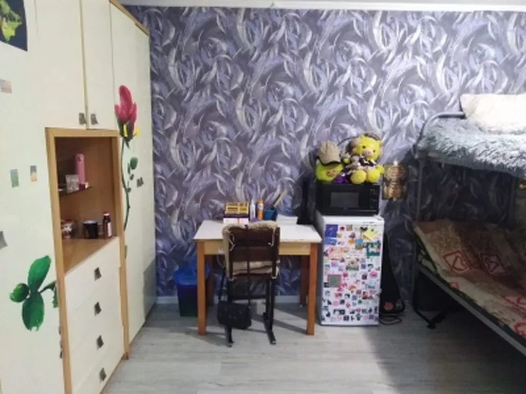 Жилые помещения в общежитии распределены по секциям и рассчитаны на 150 человек. Каждая секция включает в себя 2 комнаты, имеет общую прихожую, санузел. Студенты проживают в комнатах по 3 - 5 человек.

В общежитии созданы следующие условия для проживания: бытовые комнаты, душевая, комната отдыха. Бытовые комнаты оборудованы электроплитами, раковинами и разделочными столами. В целях противопожарной безопасности в комнатах разрешены электрические чайники с плоским нагревательным элементом.