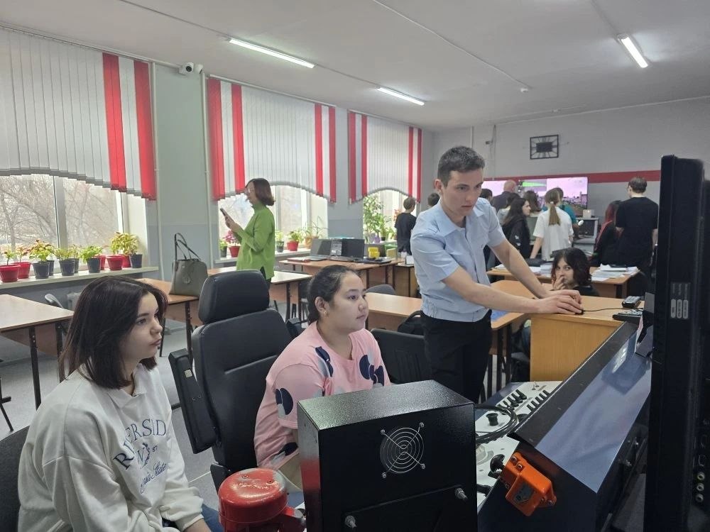 Не рассказывали, а показывали! Школьники погрузились в профессии КМТ