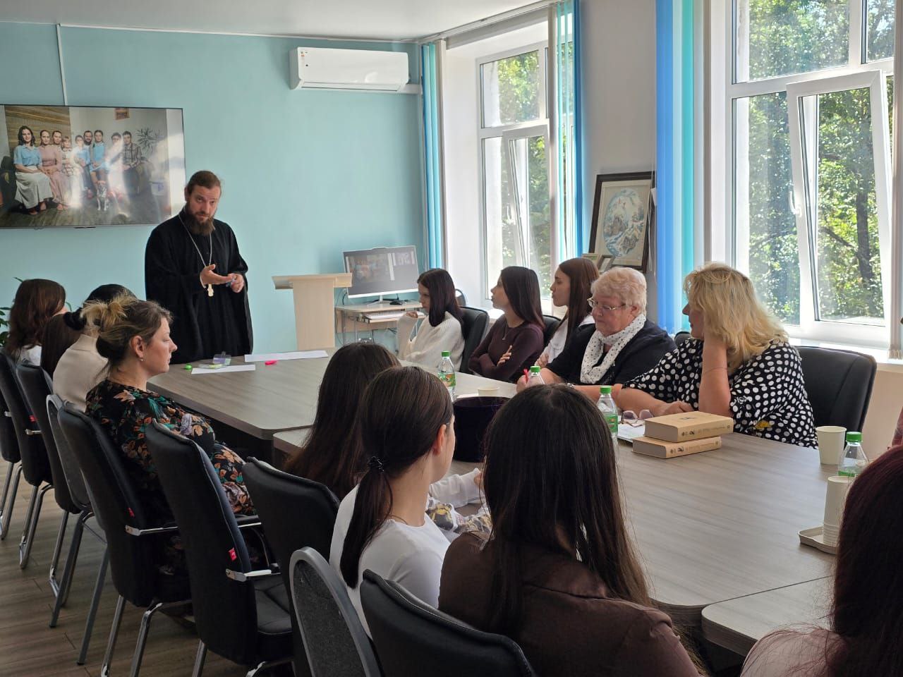 Что значит быть девушкой в 2025? В колледже прошел важный разговор о ценностях