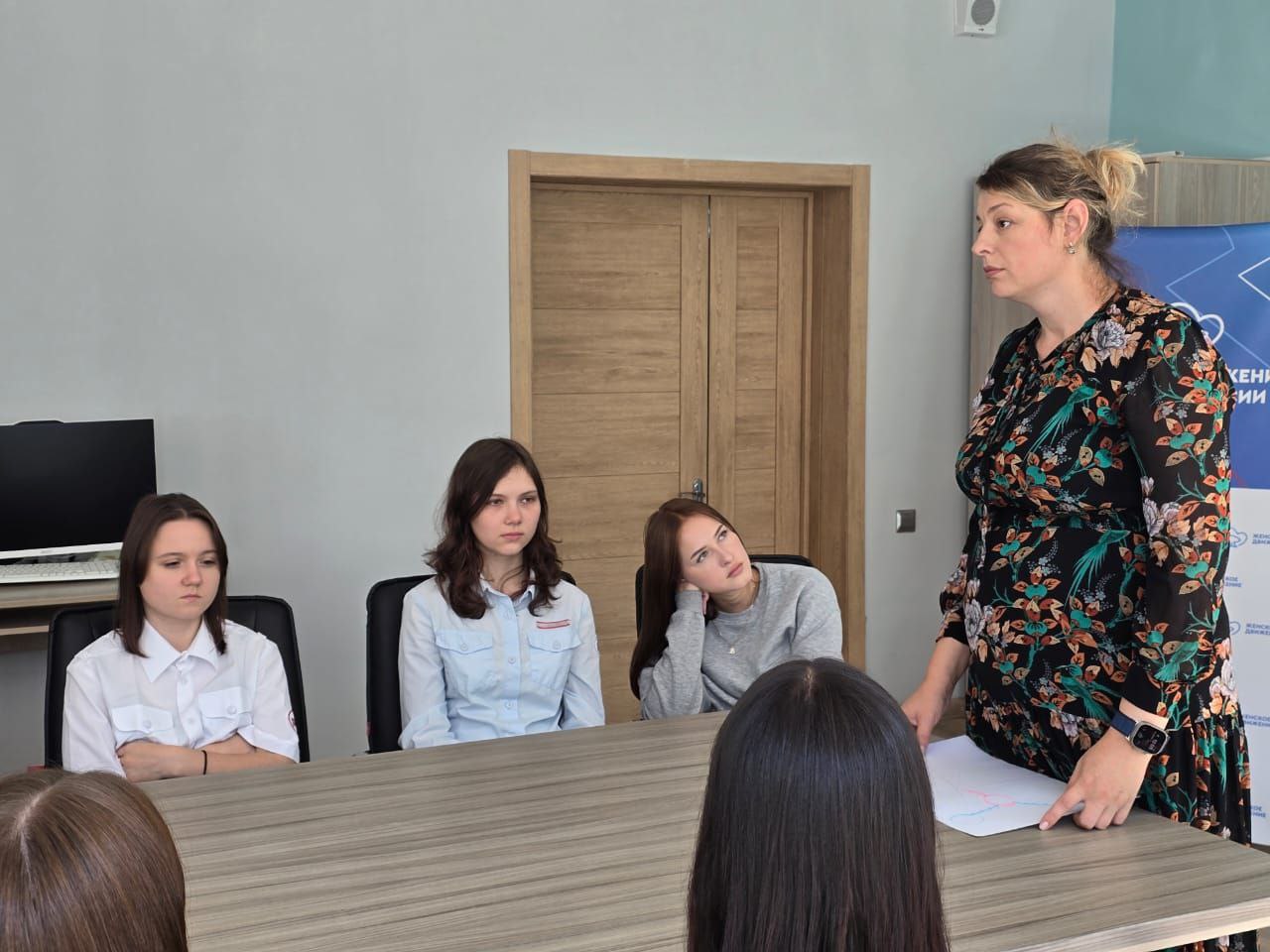 Что значит быть девушкой в 2025? В колледже прошел важный разговор о ценностях