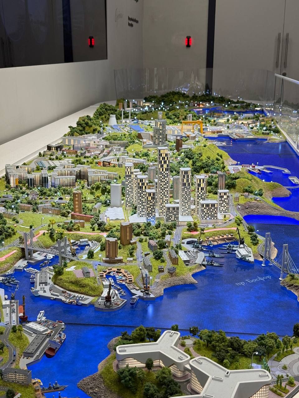 Наши волонтеры провели экскурсии в национальном центре «Россия»