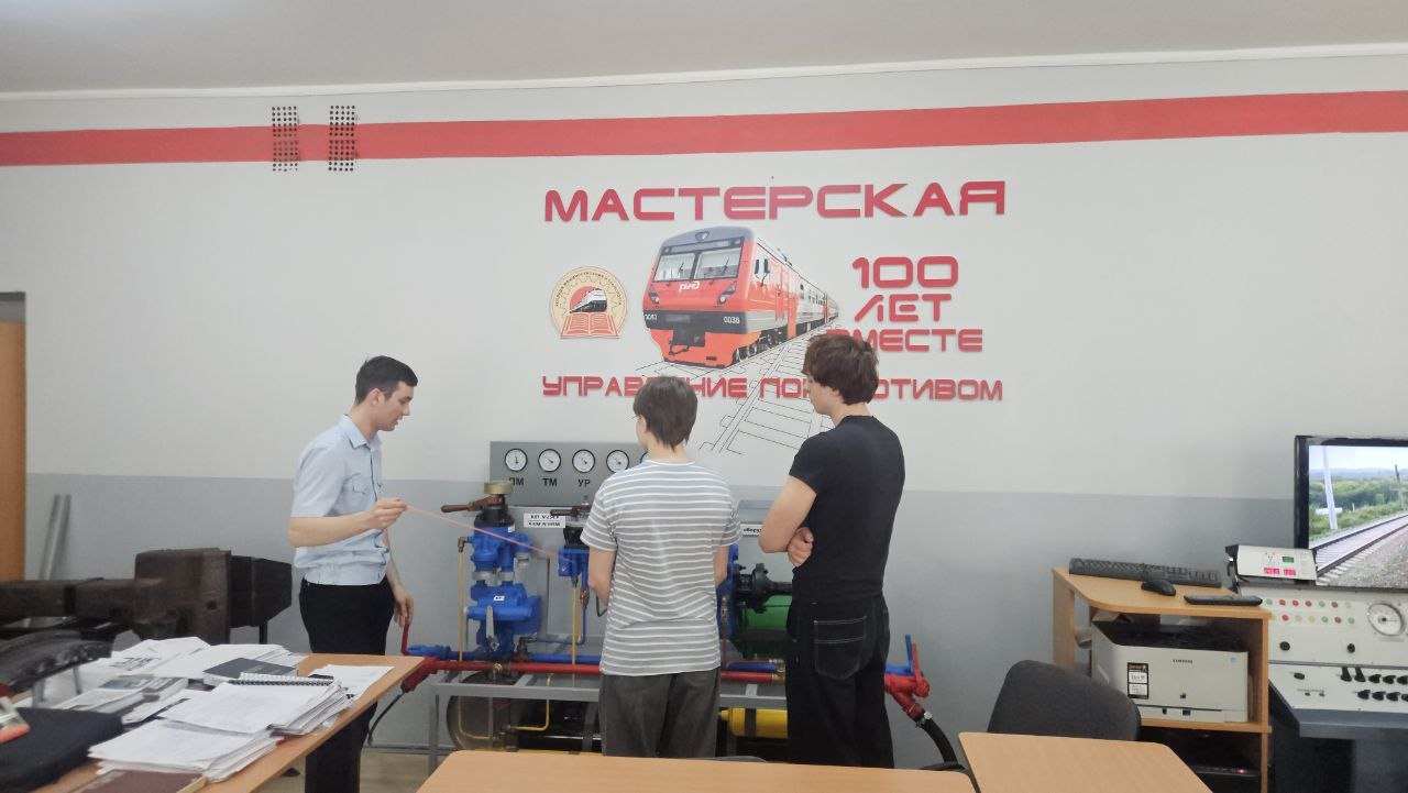 Не рассказывали, а показывали! Школьники погрузились в профессии КМТ