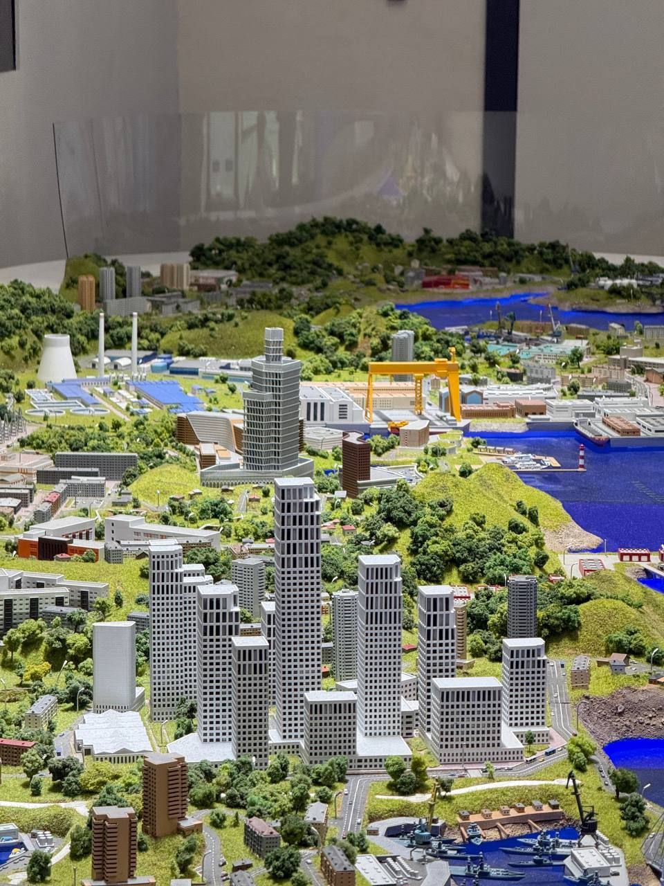 Наши волонтеры провели экскурсии в национальном центре «Россия»