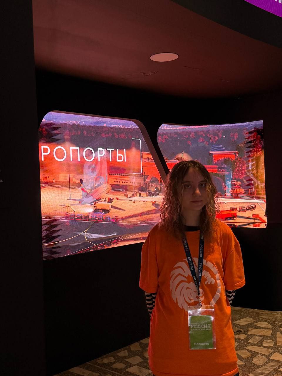 Наши волонтеры провели экскурсии в национальном центре «Россия»