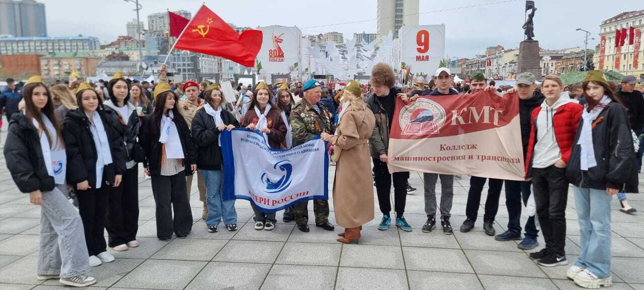 Студенты колледжа поздравили ветеранов и участников СВО