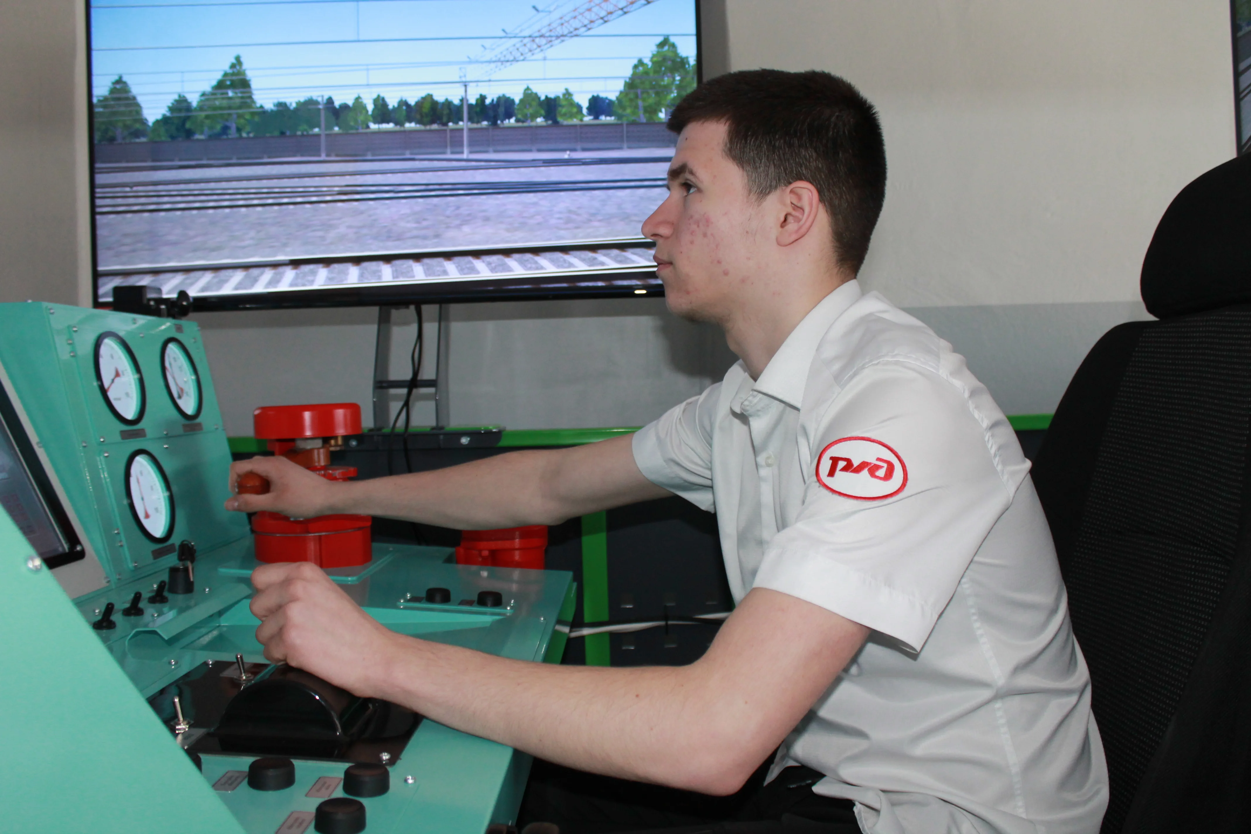 Помощник машиниста локомотива